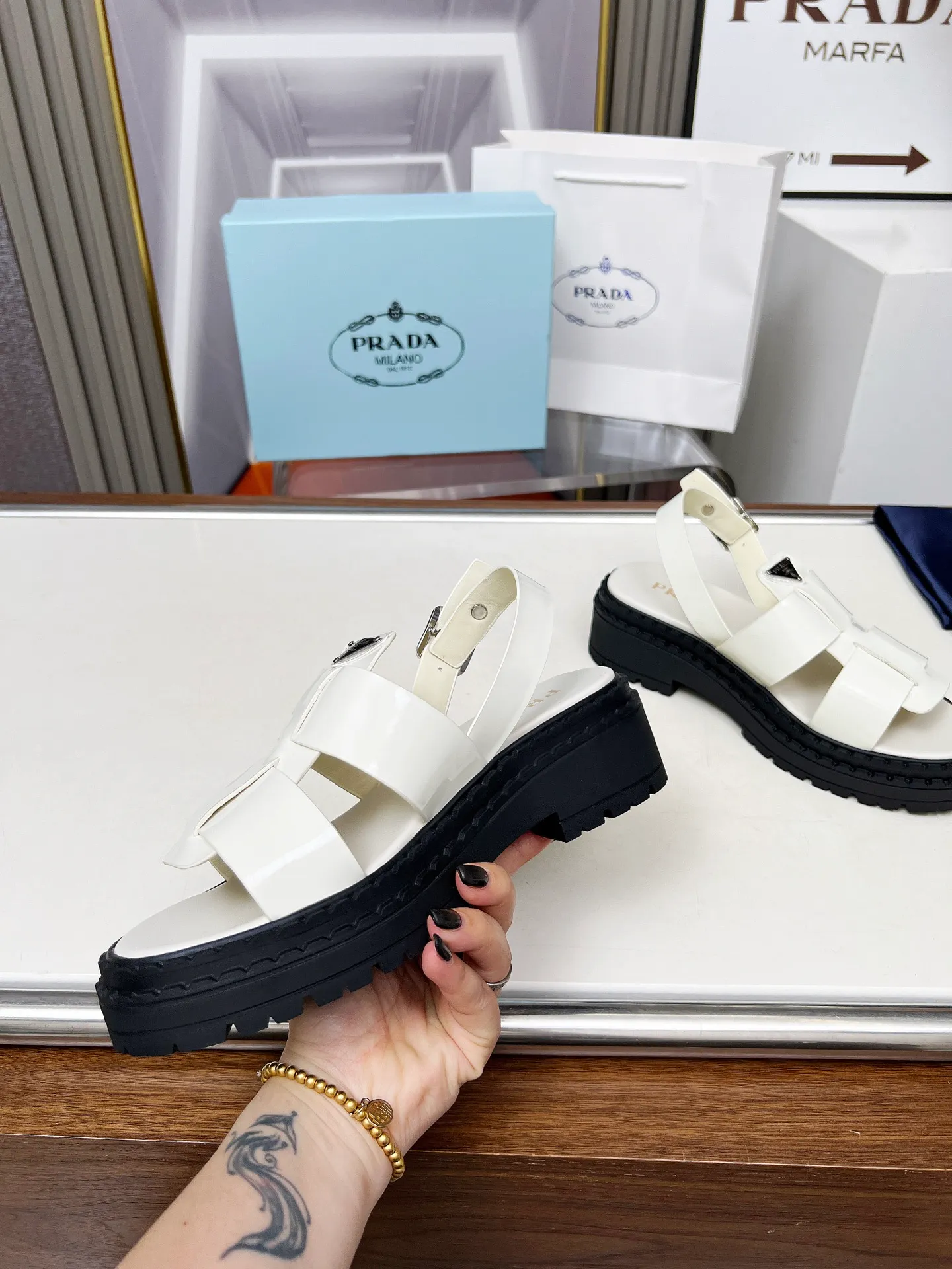👟👟Ex-factory price 420👟👟 PRADA/Prada 25ss new spring and summer sandals. The simple design is probably the most popular thing about it. It is not the kind that is found on the street. It has its own brand personality. The fabric is made of calfskin and the lining is mixed sheepskin. Heel height: 4.5cm Size: #35-41 (35 41 custom-made is not returnable)